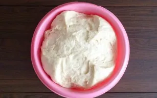 After the time is up, the volume of the dough will increase noticeably. The dough is ready for cutting.