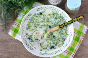 Serve cold okroshka to the table. Delicious!