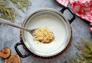 Put the pasta, stirring, in boiling milk. While stirring, bring to a boil, boil for 1-2 minutes.