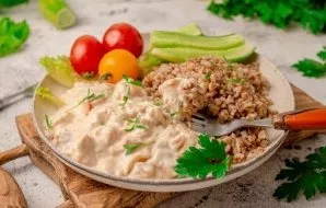 Serve the finished sauce with fish with any side dish. I served it with boiled buckwheat porridge and fresh vegetables. Delicious!