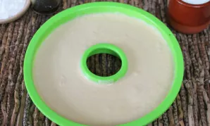 Transfer the dough to the mold and place in a preheated oven. We bake at a temperature of 180-190 degrees for about 30 minutes