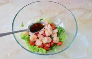 Season the salad with olive oil, lemon juice and soy sauce. Stir.