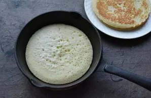 Over medium heat, heat the pan with a thick bottom, and preferably an non-stick coating. Pour in the dough. The amount of dough depends o...