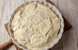 Fill the workpiece, evenly distribute. We put to bake in an oven preheated to 180-190 degrees for 30-35 minutes