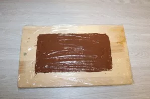 Coat each waffle sheet with cream. Approximately 4 tbsp. l spoons on the sheet.