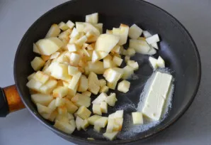 While the dough rises, do not waste time, start preparing the filling. Peel the apples, cut into small cubes, simmer in a pan with butter...