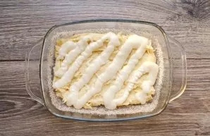 Spread half of the mascarpone mass in strips or balls over the entire surface.