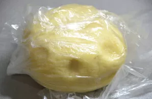 Put the kneaded dough in a bag and put in the freezer for 30 minutes.