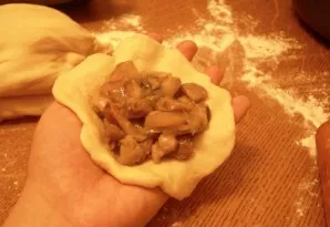 When the dough rises a second time, knead it again and start making cakes. Tear off a small piece of dough and roll it into a thin flat c...