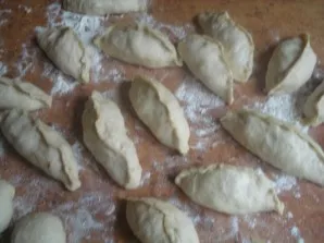 Wrap the dough and pinch the edges so that the cakes do not unfold during baking. Grease a baking sheet with sunflower oil and arrange th...