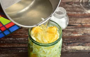 Pour the marinade into the cabbage jar.
