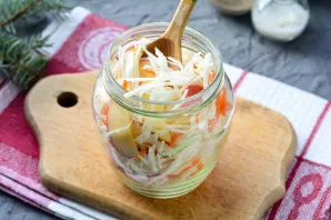 Pack the cabbage with apples in a jar. Leave the jar on the table for 2-3 days so that the vegetables begin to sour.
