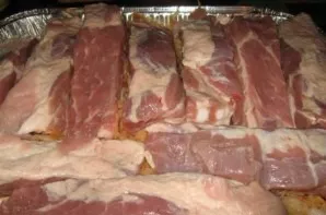 Put pork on top. Pour in the whole broth and place in the oven to simmer for 1.5 hours. Temperature 190 degrees.