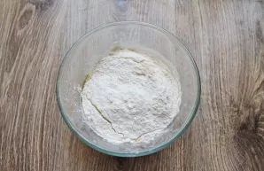 Add sifted flour with salt and baking powder and yeast to the mass.