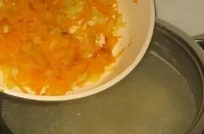Put the fried onions and carrots in a saucepan.