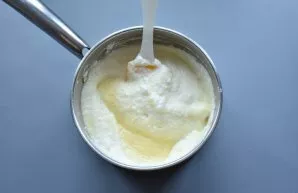 Add the salt-whipped egg whites to the cooled rice mixture and gently place them in the base with a silicone spatula from the bottom up.