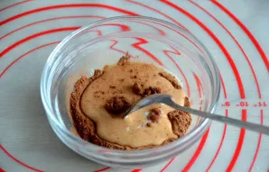 Mix 2 tablespoons of milk and cocoa powder.