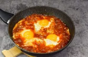 Fry the fork over low heat for 3-4 minutes, do not cover it in the process so that the yolk remains liquid.