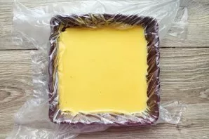 If there is no candy mold, cover any baking sheet with cling film and pour jelly mass into it.