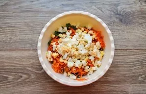 Peel the eggs and cut them into cubes, add them to the salad.