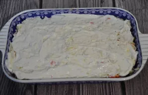 The sixth layer is mayonnaise and egg yolk, chop or mash the yolk.