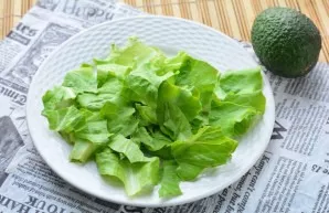 Tear lettuce leaves by hand.