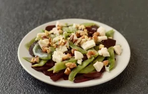 Sprinkle with walnuts and diced cheese on top. Pour in the sauce.