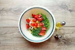 Season the salad with vegetable oil, salt, stir and serve immediately.