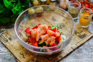 Finely chop the salmon, check for the presence of bones, put in a salad.