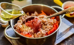Pour water and oil into the pot. Simmer the salad for 45 minutes over low heat.