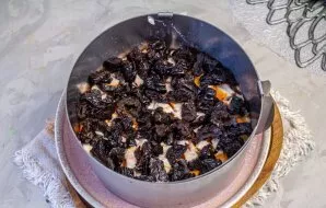 Put chopped plums on top of the chicken.