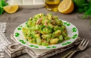 Put the salad on a plate and serve. Delicious!