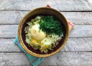 Season the salad with mayonnaise, add finely chopped herbs and mix everything thoroughly.