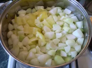 Add peppers and onions to the prepared tomato puree.