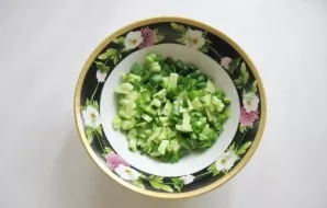 Add chopped onion letters, which also need to be pre-washed.