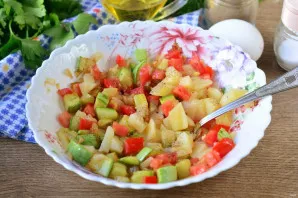 Mix all the ingredients for the filling - fried zucchini with onions, potatoes and tomatoes. Salt, pepper and mix.