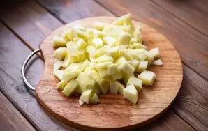 Peel the apples, remove the seeds, cut the pulp into small cubes.