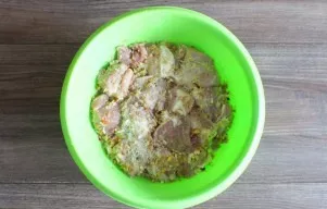 Before cooking the meat, take it out 20 minutes before cooking. Add salt, mix.