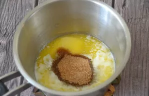 Pour the butter mixture into a mixture of oats and nuts, mix.