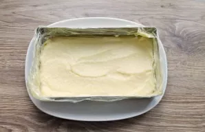 Divide the cream into three parts and cover the cookies with one part of the cream.