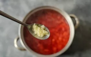 Chop the garlic and add to the soup. Bring to a boil and cook for another 15-20 minutes. At the end, add lemon juice.