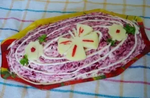 It remains to decorate the salad with figurines cut from the apple, as well as greens. Delicious!