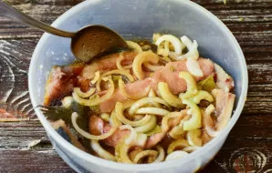 Pour the mixed sauce.