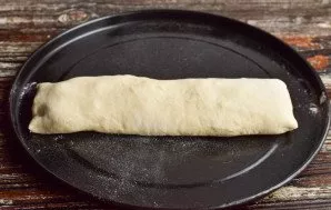 Wrap the layer nicely in a roll and transfer it to the baking tray.