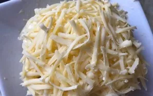 Grate the cheese coarsely as the last layer.