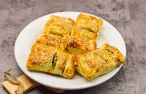 Bake the cakes in the oven at 180 degrees for 25 minutes.