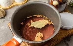 After the time has elapsed, pour out the liquid from the jar, pour all the ingredients for the marinade into a saucepan, put on the stove...