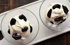 Make another 2-3 layers of plums and cream in the same order.