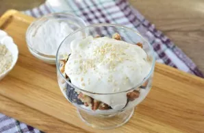 And sprinkle a little roasted sesame seeds. Dessert is ready!