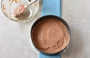 Remove the base from the refrigerator and spread the cream cheese in an even layer. Put in the freezer for half an hour.